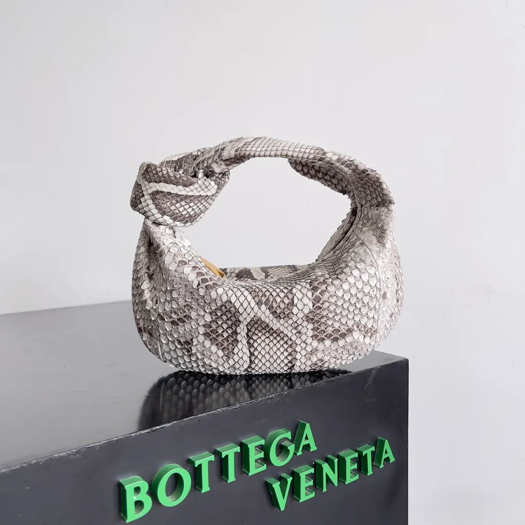 Batch 2760 Bottega Veneta python skin Jodie, this kind of rare leather bag always makes people feel difficult to control, but in fact, the simpler the clothes, the more natural and wild beauty of the bag can be shown. Jodie is a classic model of BV family. This time the python skin breaks the original cute and sweet style. It must be said that the designer's bold attempt has created a different kind of beauty. The representative spirit of python is strength and mystery, which corresponds to the beautiful quality of modern women's independence and strength. Style number: 789246 Size: 23*15*5cm